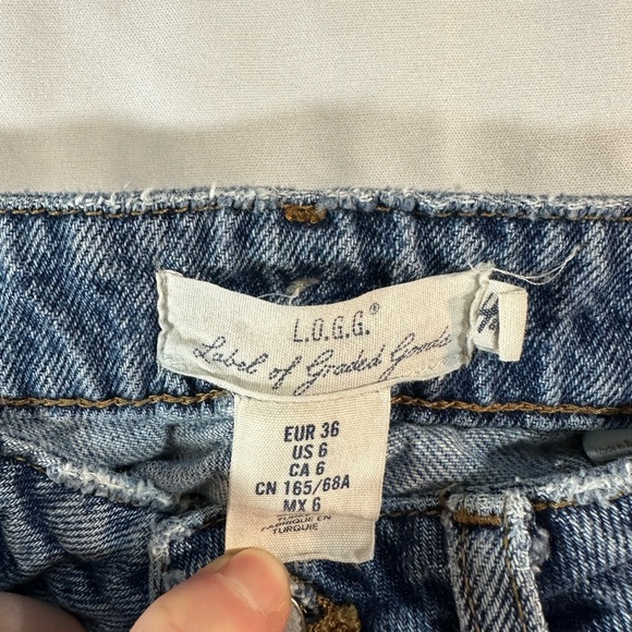 Embroidered Floral Distressed Jeans - Picture 3 of 3